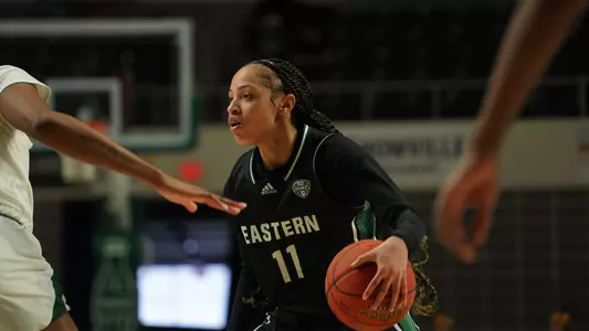 Lachelle Austin driblbing ball