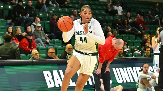 Kennedi Myles driving to the bucket