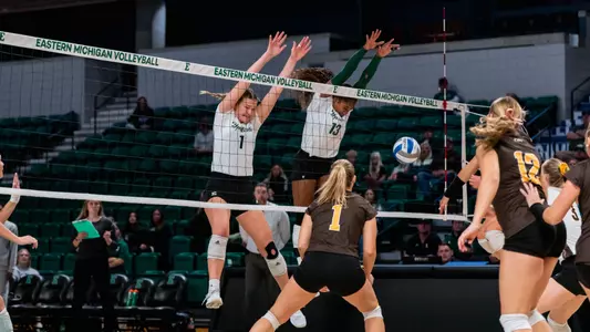 Hatteras Welker and Kaili Doctor get a block versus Western Michigan, Oct. 17, 2024