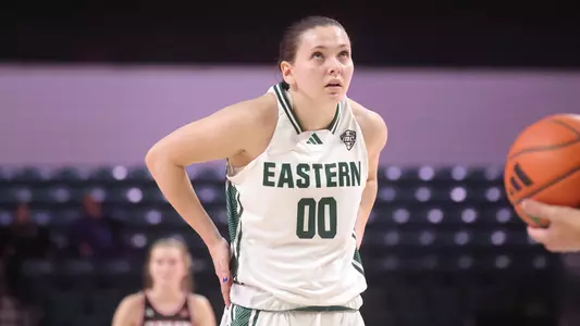 Olivia Westphal getting ready for free throw