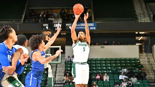 Braelon Green shooting the ball