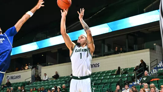 Mak Manciel scores a point