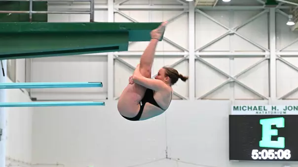 Marnie Howard diving