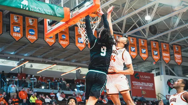 Addison Patterson dunking a basketball over a Bowling Green defender at BGSU, Jan. 17, 2026
