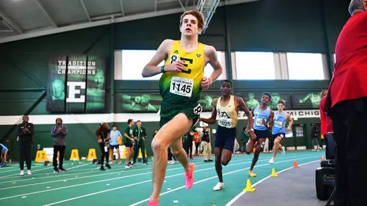 Kian Wiles running at 2025 Indoor MAC Championships