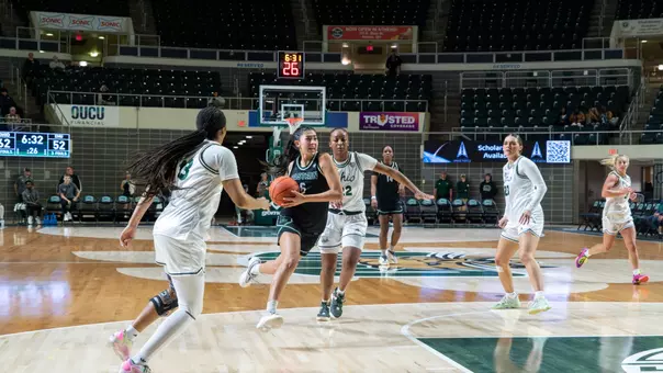 Fernanda Ovalle drives to the basket at Ohio, Jan. 7, 2026
