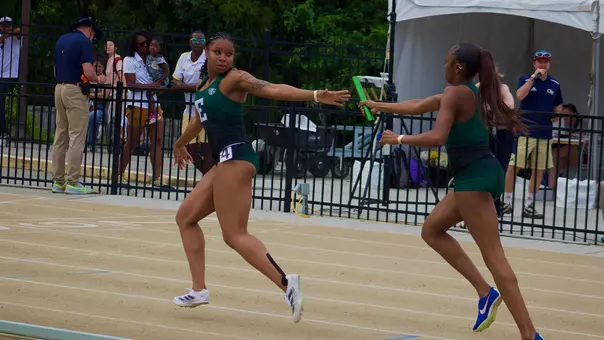 Demetria Henderson passes Saraiah Walkes the baton in the 4x400m relay in the 2025 outdoor season