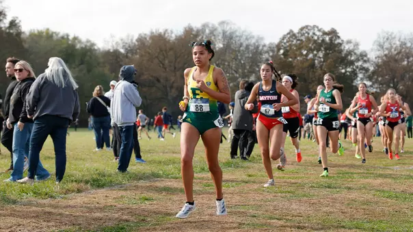 Frankie Moore running at the 2025 NCAA Cross Country Great Lakes Regionals