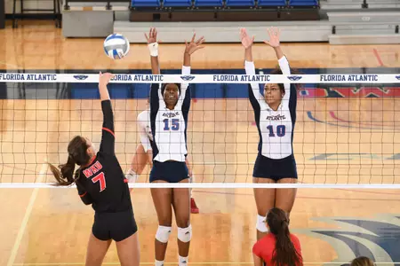 Gabrielle Dixon (L) and Abbi Reid (R) combined for 19 kills and four total blocks on Sunday.