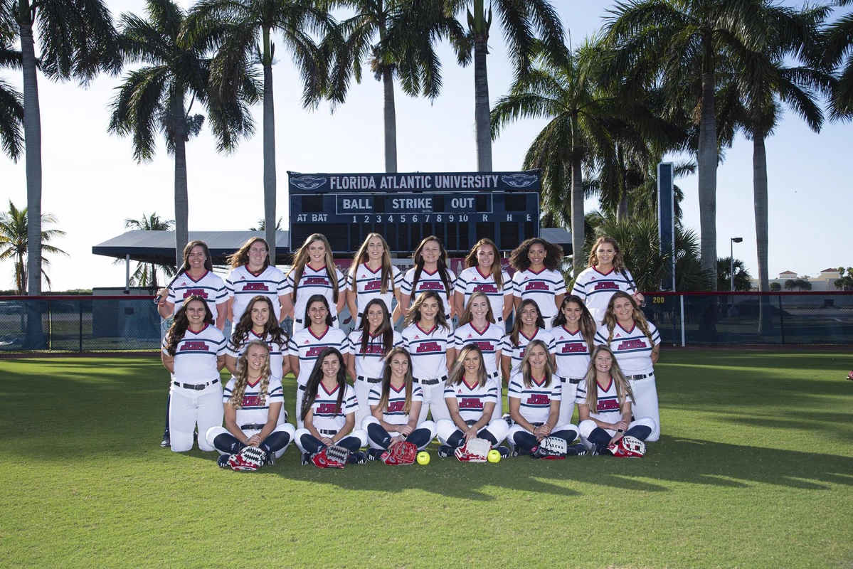 2020 FAU Softball Photo Day Team Photo