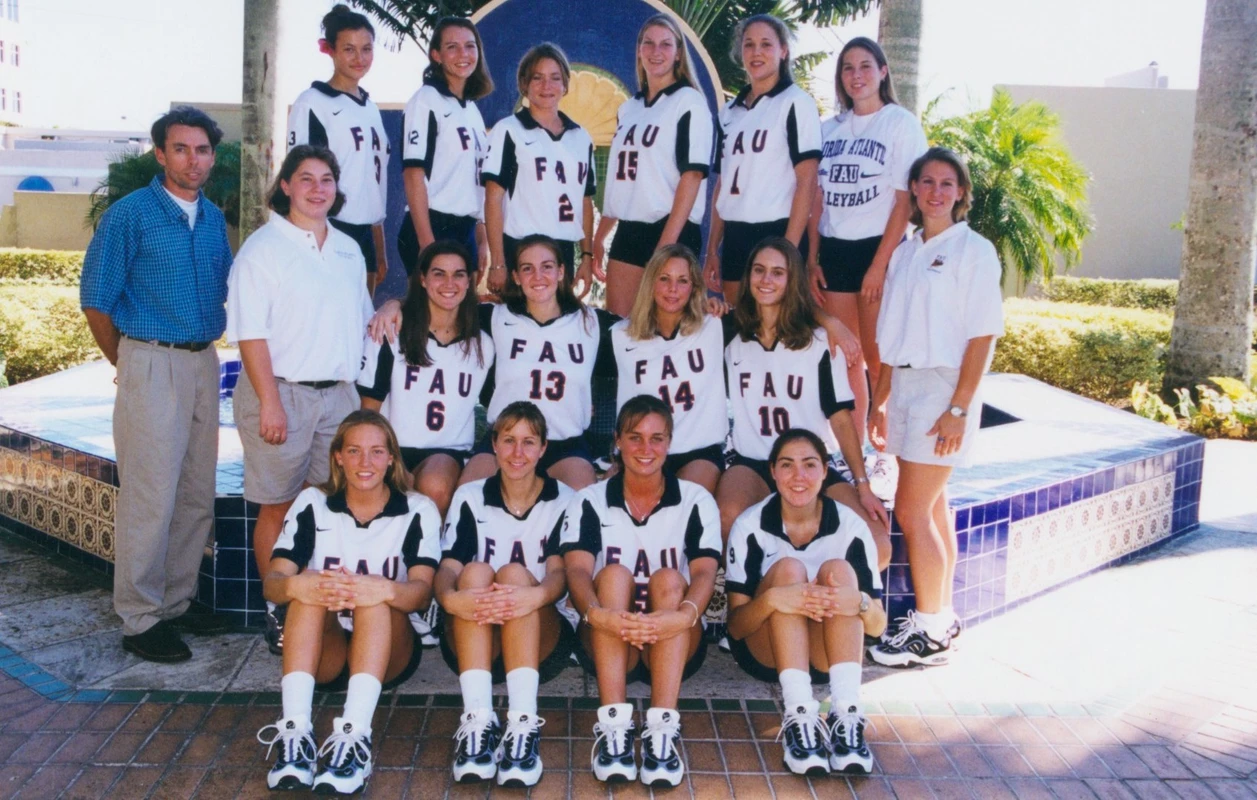 1999 Volleyball Team Photo