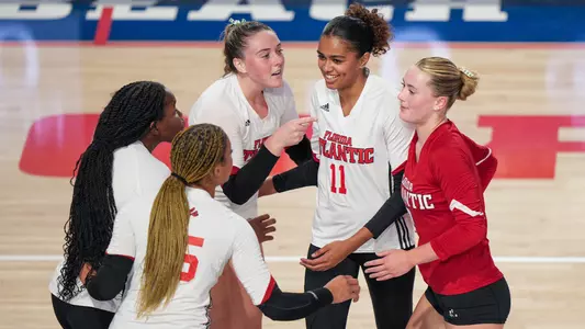 Owls Huddle vs. Tulsa