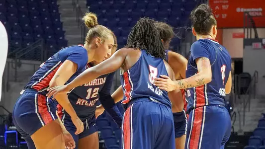 Florida Atlantic WBB Huddle at Florida