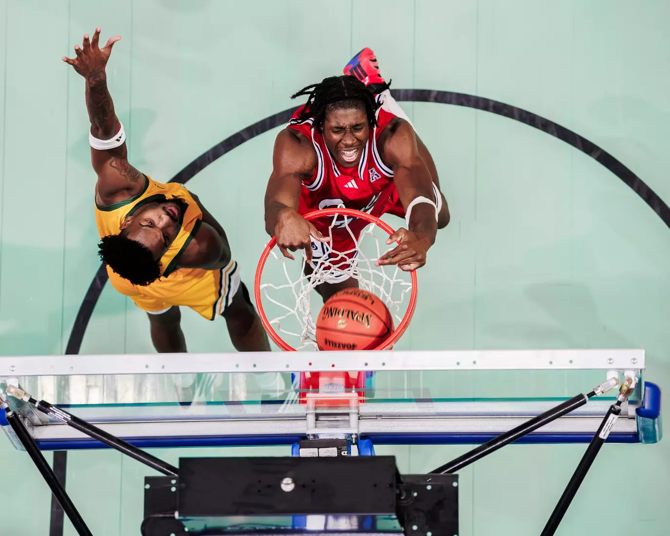FAU MBB's Maxim Logue dunk versus. George Mason.