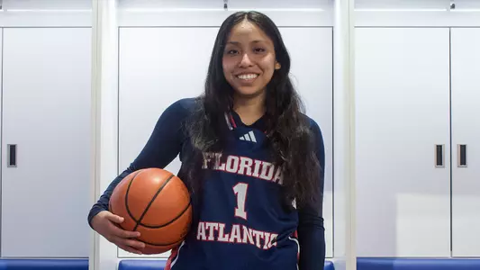 Ineivi Plata Signing Photo