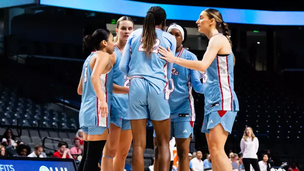 WBB Team Huddle vs. No. 5 North Texas (American Championship Second Round)