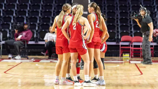 WBB Team Huddle at Temple