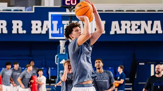 Zion Sampaio shooting during practice