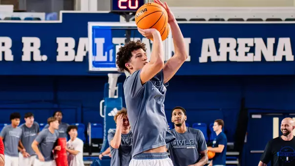 Zion Sampaio shooting during practice