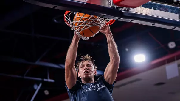 Matthew "Matas" Puodziukaitis dunking during practice
