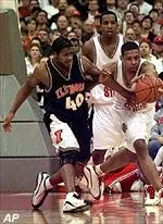 Illinois' Sergio McClain and Ohio State's George Reese battle for the ball during the first half Sunday.