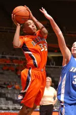 Chelsea Gordon led Illinois with 17 points on Sunday.