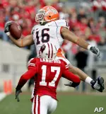 Michael Hoomanawanui makes a one-handed catch for a first down during the first half. (AP Photo)