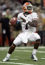 Quarterback Juice Williams looks to throw during the first quarter. (AP Photo/Jeff Roberson)