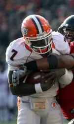Quarterback Juice Williams runs for a fourth-quarter touchdown. (AP Photo/Tony Tribble)