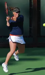 Freshman Chelcie Abajian notched her 20th win of the season with a win over Washington's Lina Xu.