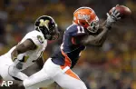 Illinois wide receiver Jarred Fayson, right, catches a pass for a 24-yard gain. (AP)