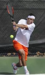Abe Souza won his 27th match of the season in the Illini's 6-1 victory over Minnesota Saturday afternoon.