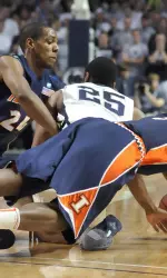 Mike Davis fights for a loose ball. (AP Photo)