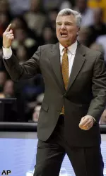 Illinois head coach Bruce Weber calls a play.