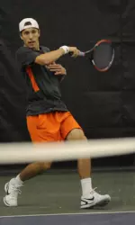 Abe Souza collected a straight sets win in singles for the Illini.