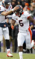Nathan Scheelhaase congratulates Donovonn Young after Young's first-quarter touchdown run (Mark Cowan/Illinois Athletics)