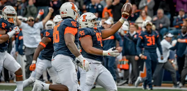 defensive lineman Kenyon Jackson of the Illinois Fighting Illini fumble celebrationIllinois Football vs. Minnesota in ChampaignNovember 03, 2018Photo Credit: Craig Pessman / Illinois Athletics