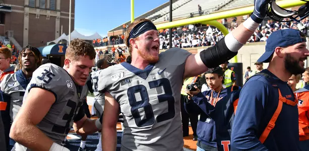 Illinois Fighting Illini linebacker Jake Hansen (35), Illinois Fighting Illini tight end Bobby Walker (83)Illinois Football vs. Wisconsin in Champaign, IllinoisOctober 19, 2019
