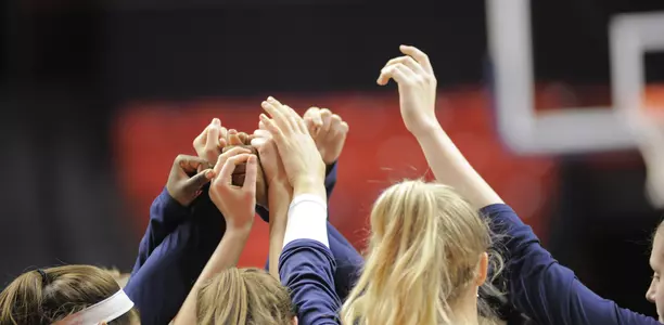 Illini WBB HUddle