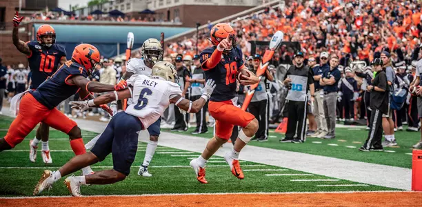 Illinois Fighting Illini quarterback Brandon Peters (18) touchdownIllinois Football vs. Akron in Champaign, IllinoisAugust 31, 2019