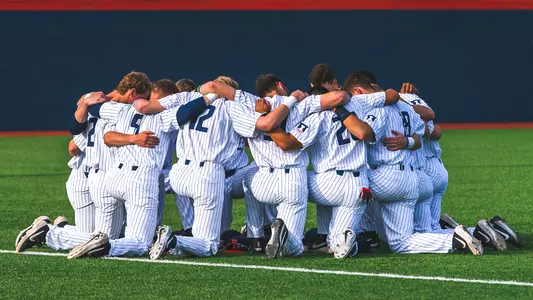 Illinois Baseball - Team Huddle