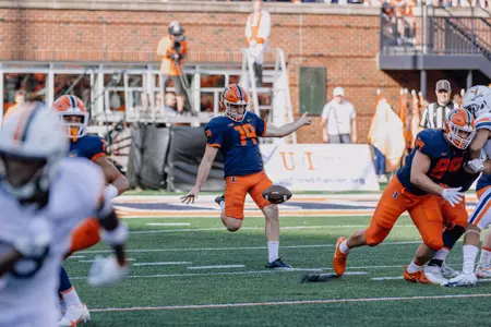 Hugh Robertson (19)Illinois Fighting Illini Football vs. Virginia - 9/10/2022