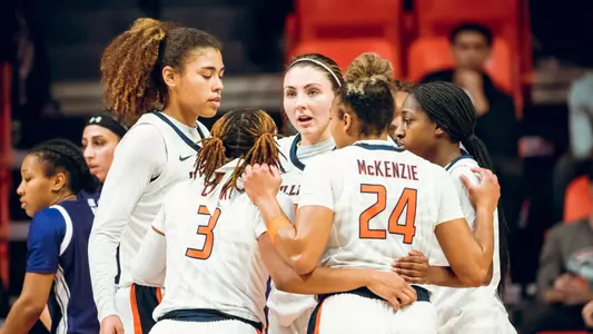 Illini WBB team huddle