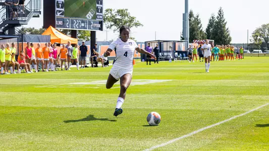 CHAMPAIGN, IL - September 10, 2023 - Illinois Forward Makala Woods (#4) during the match between the Pepperdine Waves and the Illinois Fighting Illini at Demirjian Park in Champaign, IL. Photo By Kevin Snyder