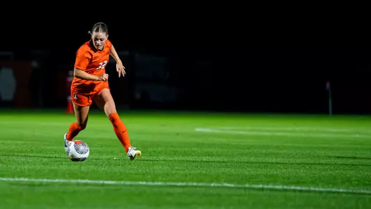 CHAMPAIGN, IL - October 12, 2023 - Illinois Midfielder Kennedy Berschel (#32) during the match between the Wisconsin Badgers and the Illinois Fighting Illini at Demirjian Park in Champaign, IL. Photo By Kevin Snyder