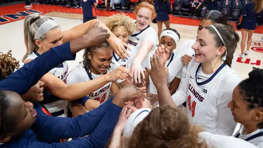Illinois WBB Team huddle