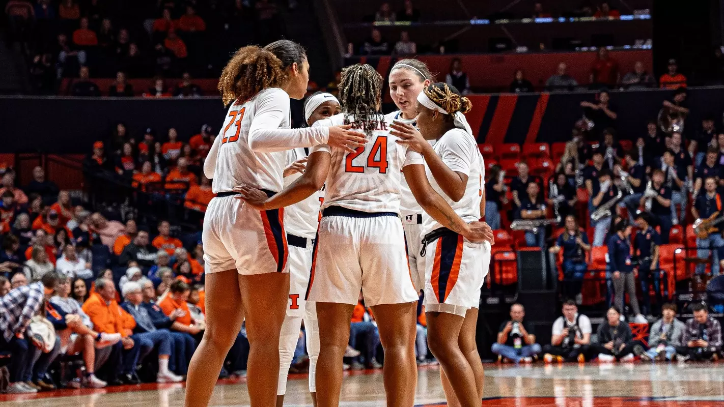 Illinois WBB team huddle vs. Missouri