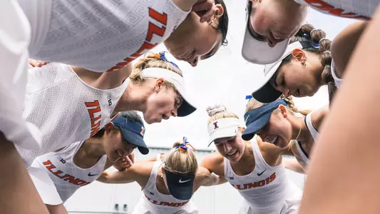 Illini women's tennis team huddle