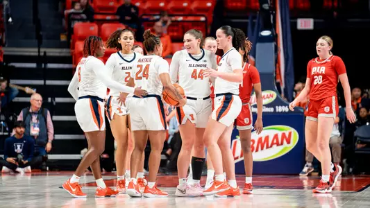 WBB team huddle court