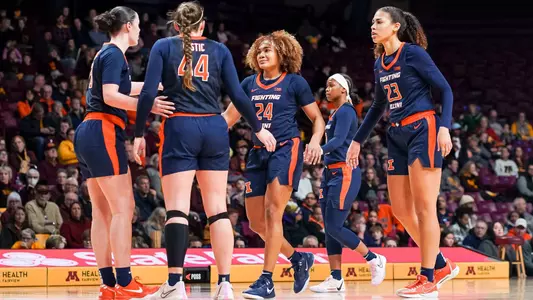 Illinois WBB at Minnesota - huddle
